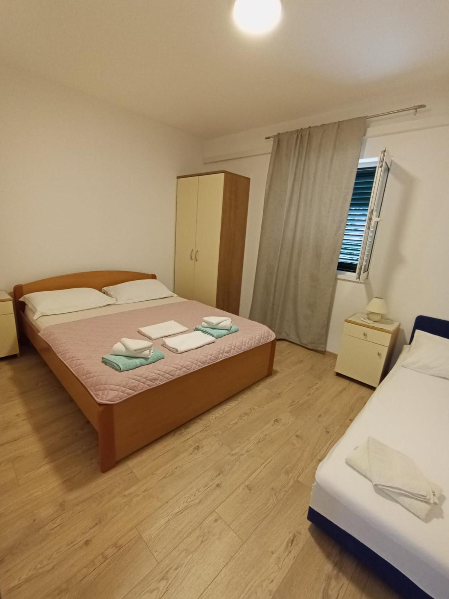 Family Apartments Leona Makarska Exterior photo