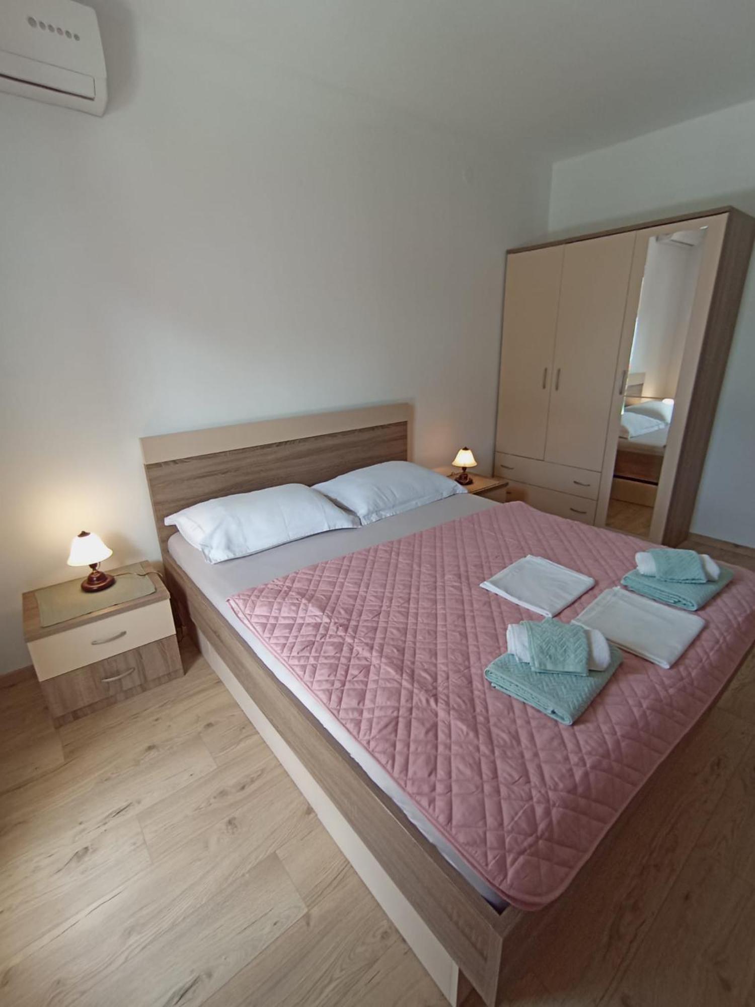 Family Apartments Leona Makarska Exterior photo