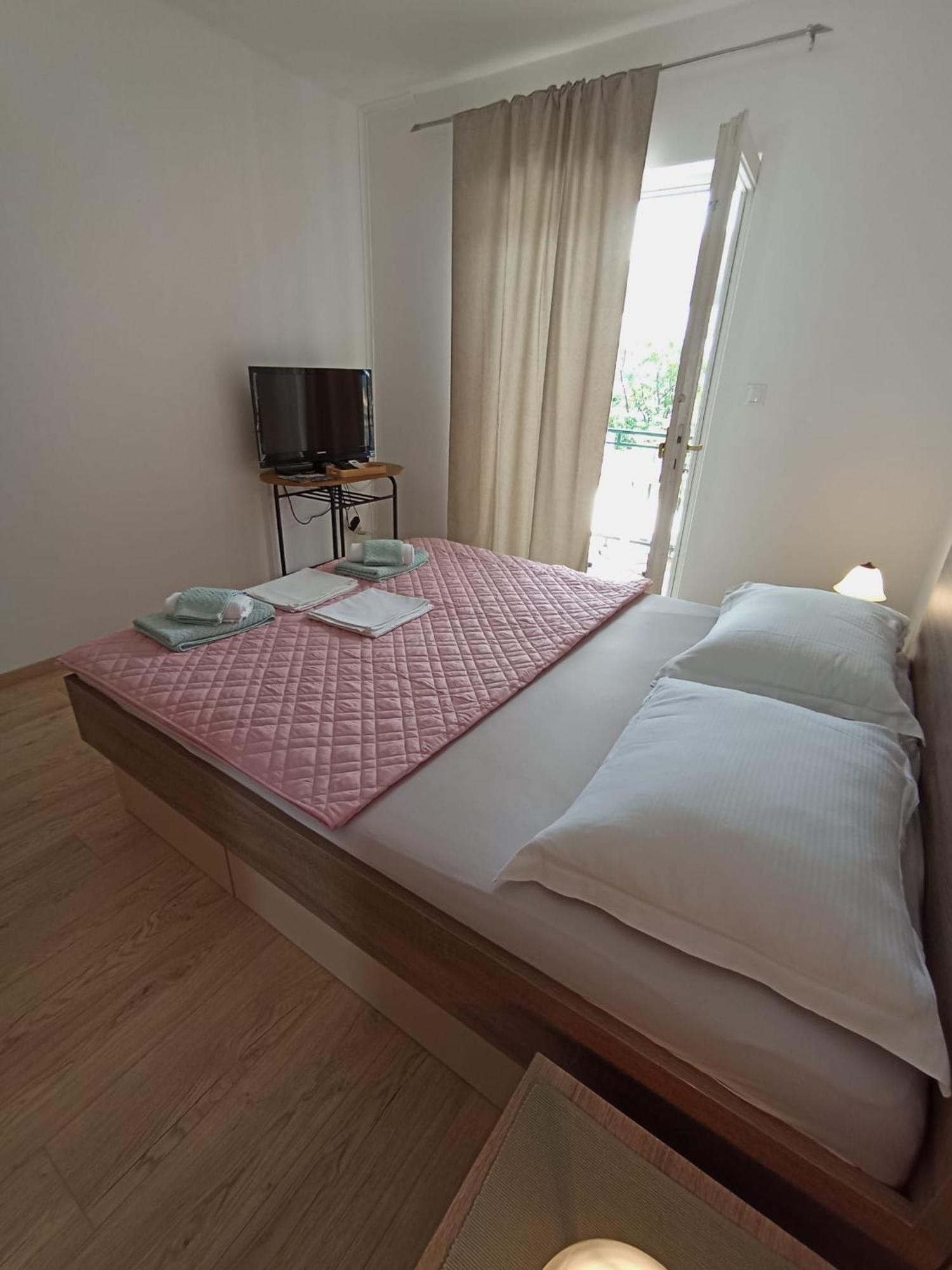 Family Apartments Leona Makarska Exterior photo