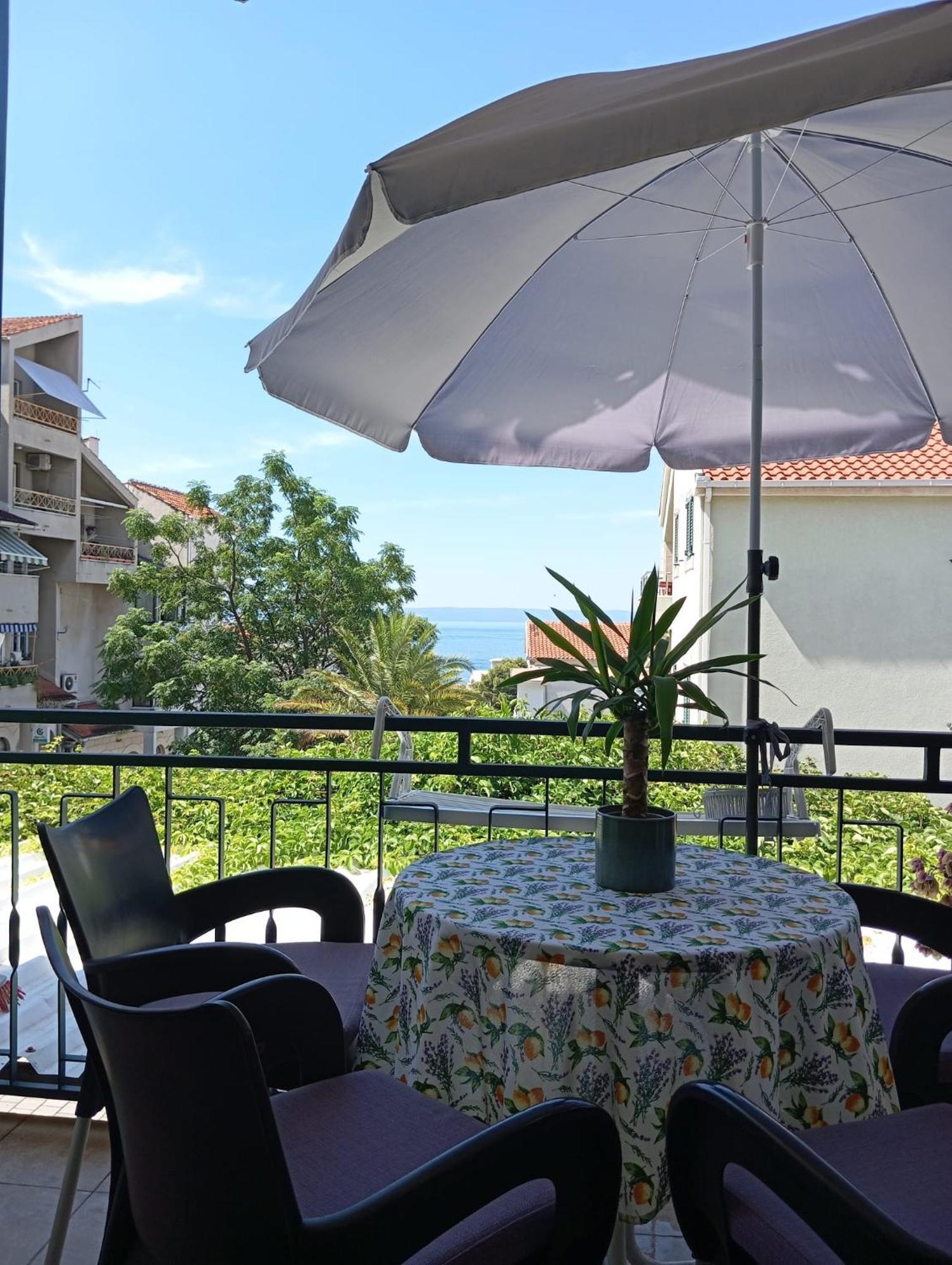 Family Apartments Leona Makarska Exterior photo