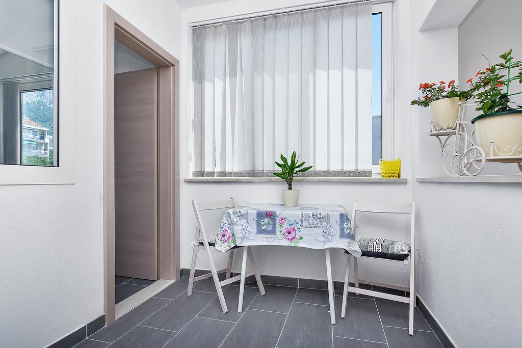 Family Apartments Leona Makarska Exterior photo