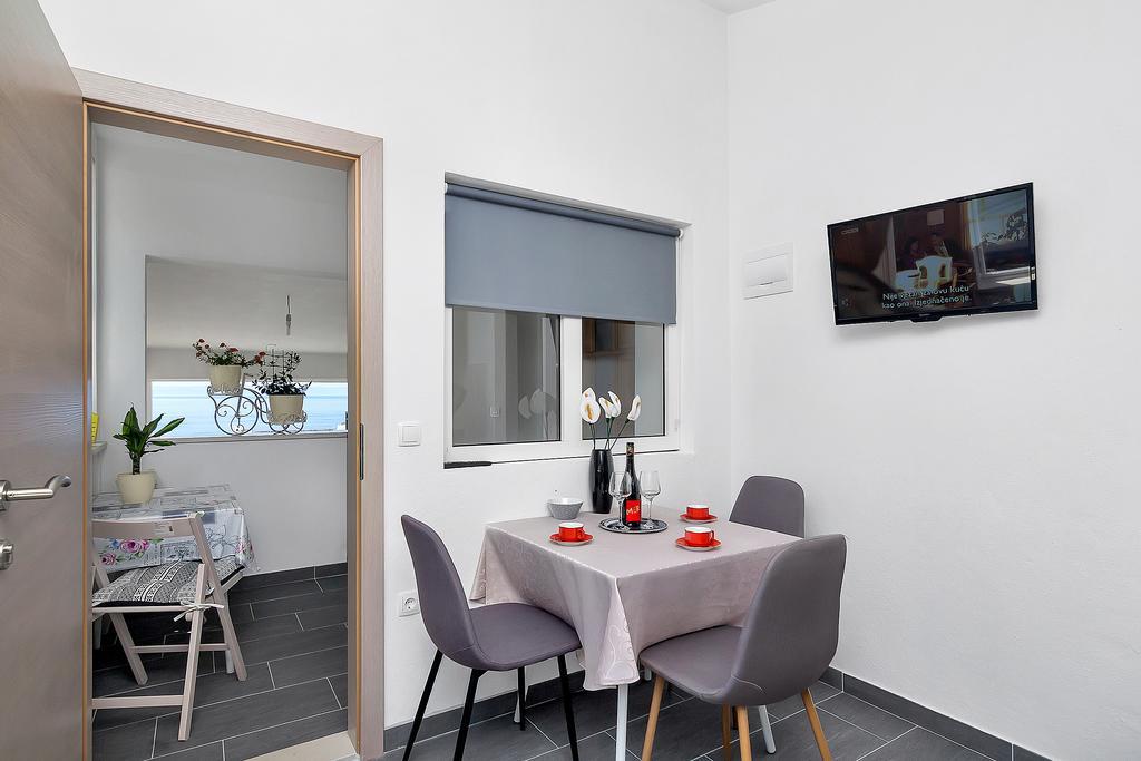 Family Apartments Leona Makarska Exterior photo