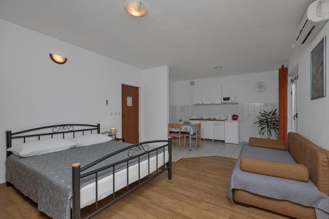 Family Apartments Leona Makarska Exterior photo