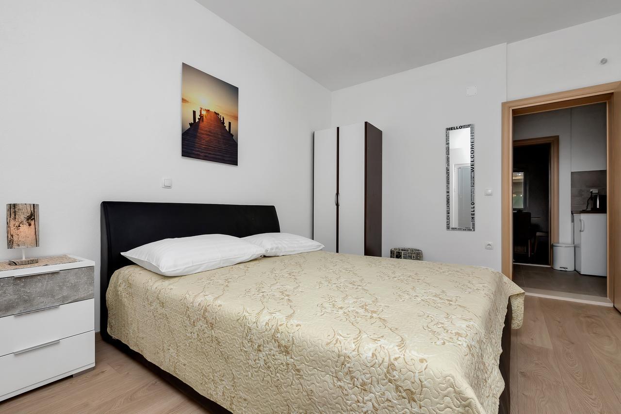 Family Apartments Leona Makarska Exterior photo