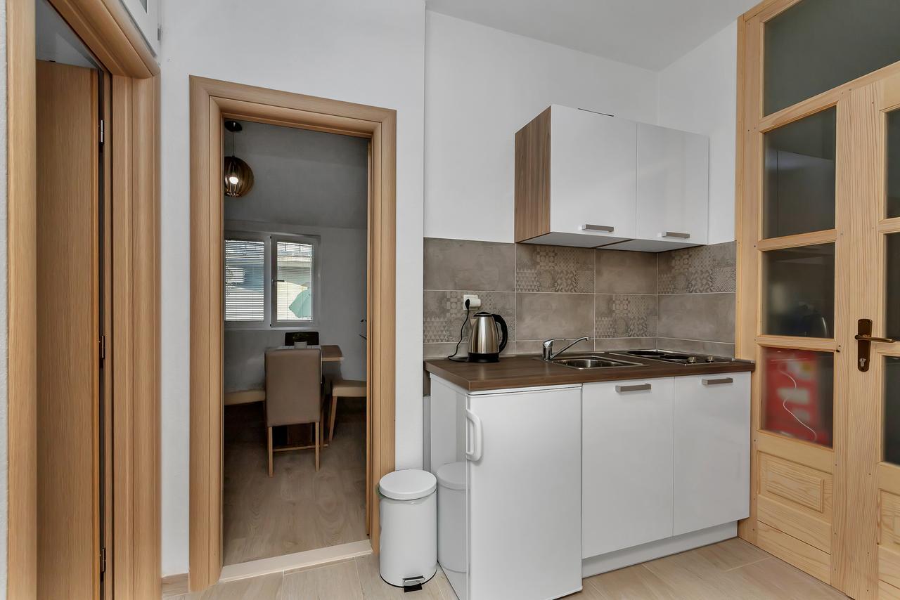 Family Apartments Leona Makarska Exterior photo