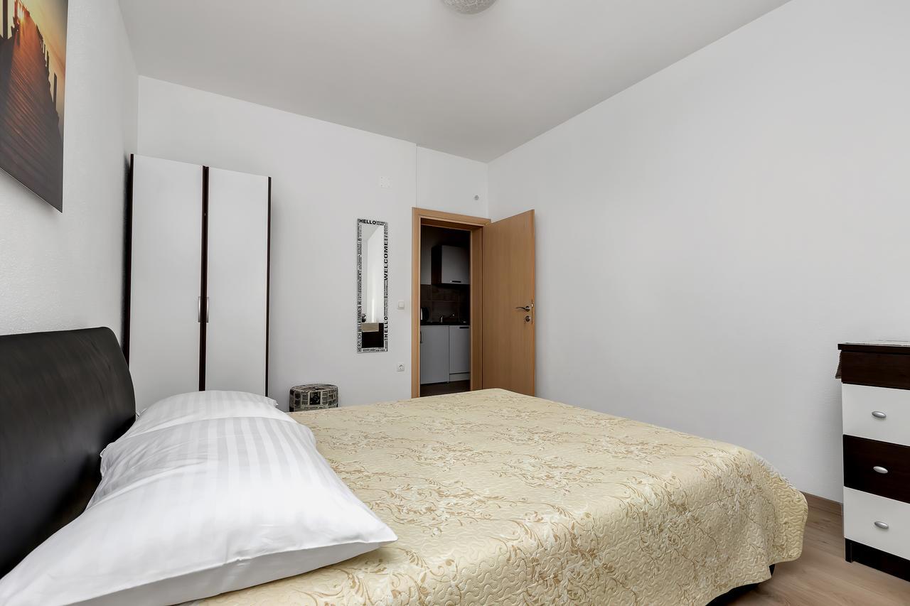 Family Apartments Leona Makarska Exterior photo